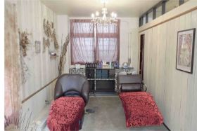 シャンデリアが灯るシャンプールームのシャンプー台